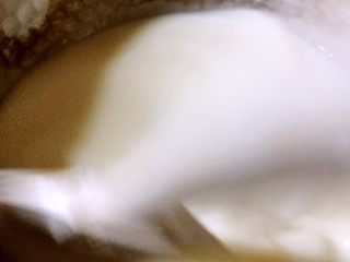 7、日式杏仁豆腐,一定要全程不停搅拌、（话说这个网红雪平锅非常容易黑了，不知道大家咋这么喜欢，我还是热爱我的有涂层的雪平锅）