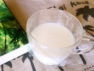 12、日式杏仁豆腐,盖保鲜膜放入冰箱冷藏一个小时