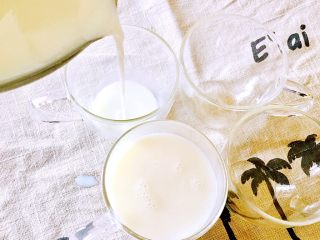 10、日式杏仁豆腐,倒入小玻璃杯容器