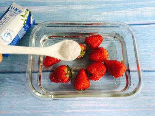 2、高颜值～草莓奶昔,先将草莓清洗一遍再放入容器内加入水，再放一点盐浸泡3-5分钟。然后用流动的水将草莓清洗干净