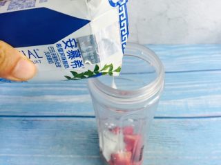 6、高颜值～草莓奶昔,倒入酸奶