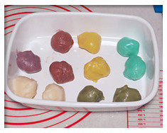 4、冰皮奶黄月饼,冰皮月饼做法：戴好一次性手套防粘，饼皮平均分成六份；每个面团加入不同颜色的果蔬粉揉成圆球，再分为25克一个的面团，剩余的留做装饰花；