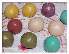 7、冰皮奶黄月饼,将饼皮在虎口处慢慢往上推，直至把奶黄完全包住；