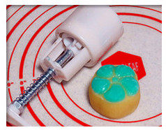 8、冰皮奶黄月饼,再将包好馅料的面团收口朝上放入模子中压实后倒出；