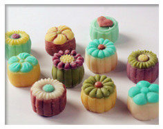 9、冰皮奶黄月饼,用不同的颜色面料配于不同的模具花板，完成全部月饼的制做。