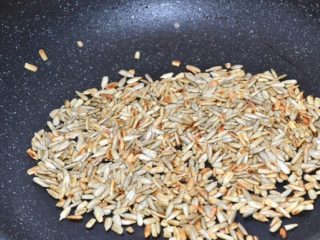 2、五仁月饼,瓜子仁入锅炒制焦黄即可