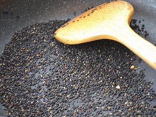 3、五仁月饼,黑芝麻炒熟，花生炸熟