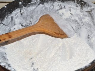 4、五仁月饼,锅烧干烧热，倒入糯米炒制发黄，不带生味即可