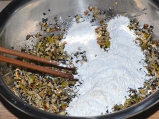 6、五仁月饼,再分次倒入糯米，直到馅能揉成团，软硬适中为止