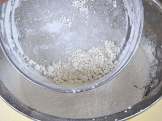 8、五仁月饼,再倒入低粉和吉士粉搅拌