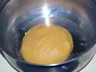 9、五仁月饼,揉成团，醒一个小时