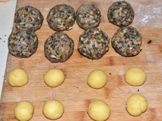 10、五仁月饼,五仁一个为57g，皮一个为18g揉成团