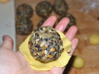 11、五仁月饼,去一个皮，放入一个五仁馅