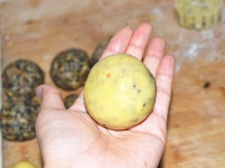 13、五仁月饼,包起来