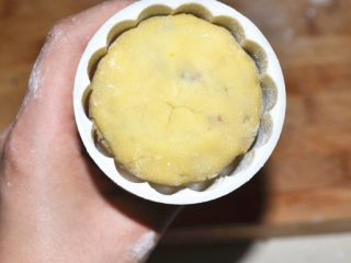 14、五仁月饼,模子里放些面粉，转几圈再倒出来，放入馅轻轻按扁