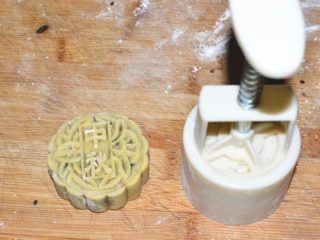 15、五仁月饼,压出月饼来