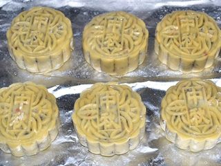 16、五仁月饼,放入烤盘里，撒上少许水，先以180度烤5分钟