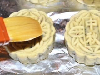 17、五仁月饼,拿出来刷层蛋液再烤15分钟即可