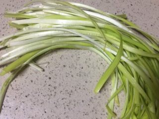 1、补肾健胃~红油烧烤味孜然韭黄,韭黄理去老叶，洗净