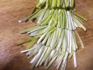 2、补肾健胃~红油烧烤味孜然韭黄,把韭黄切成段