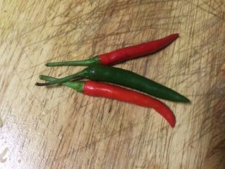 4、补肾健胃~红油烧烤味孜然韭黄,青红小米辣，去蒂洗净