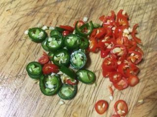 5、补肾健胃~红油烧烤味孜然韭黄,去蒂洗净切圈