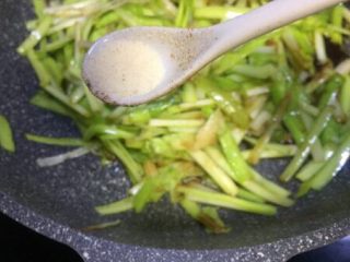 9、补肾健胃~红油烧烤味孜然韭黄,再放入少许调味盐