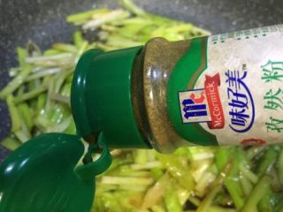 11、补肾健胃~红油烧烤味孜然韭黄,加入一勺孜然粉