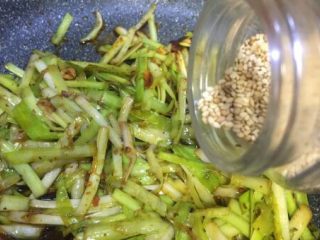 13、补肾健胃~红油烧烤味孜然韭黄,加入一些熟白芝麻，炒拌均匀