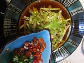 14、补肾健胃~红油烧烤味孜然韭黄,转入盘后在放青红辣椒圈