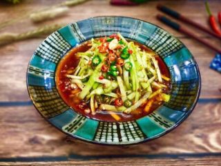 16、补肾健胃~红油烧烤味孜然韭黄,即营养的烧烤味美食，无法抗拒的好味道，不用下饭，就可以吃掉一盘！