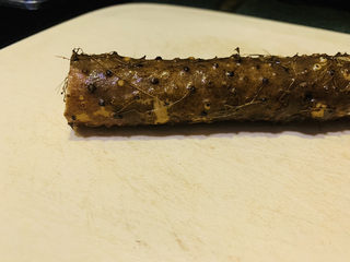 2、山药枸杞粥,洗净