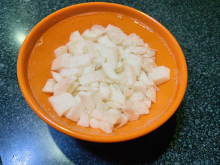 4、山药枸杞粥,切小粒，泡在水里，不会变色