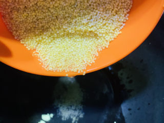 7、山药枸杞粥,将小米加入电饭锅中