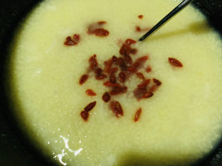 14、山药枸杞粥,将枸杞撒入粥中，再焖以后，就可以盛碗里