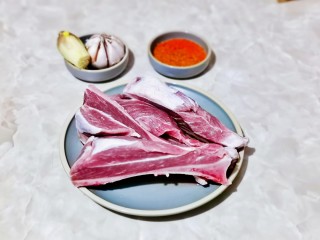 1、蒜香烤排骨,准备食材,首先买回来的扇排一定要泡冷水,将血水泡出来,可以有效消除血腥味。