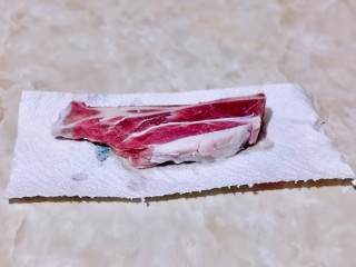 2、蒜香烤排骨,再用厨房用纸擦干水分。