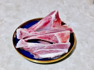 3、蒜香烤排骨,擦干的排骨装入盘中。