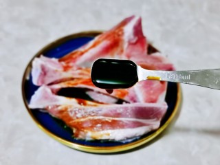 6、蒜香烤排骨,1勺蚝油。