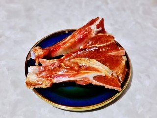 7、蒜香烤排骨,按摩排骨,每根都要吸收到酱汁。