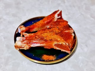 8、蒜香烤排骨,再加入烧烤调味料。