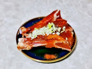 9、蒜香烤排骨,加入切好的姜蒜。(一头蒜切碎放入一半蒜末腌制,另一半在用在12步骤用哈)