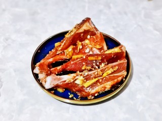 10、蒜香烤排骨,再次按摩均匀,盖上盖子放入冰箱冷藏腌制1夜。