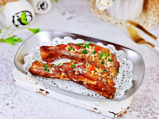 13、蒜香烤排骨,取出装盘,撒上葱花,辣椒段即可食用。