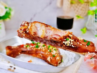 17、蒜香烤排骨,蒜香提升整道菜的香味和口感,鲜嫩多汁,我要开动喽~