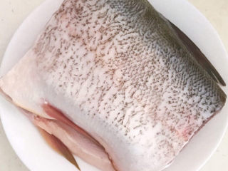 1、家常烧草鱼,把草鱼中段刮去鱼鳞，除去鱼腹里面的黑膜，清除干净