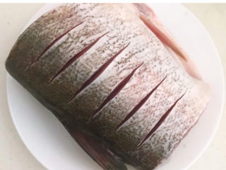 2、家常烧草鱼,在鱼身两面各切6刀，便于入味