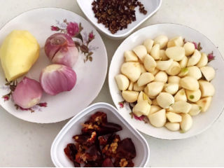 3、家常烧草鱼,准备调料：干红辣椒段，花椒粒，大蒜，小圆葱和鲜姜