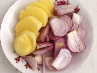 4、家常烧草鱼,把圆葱和鲜姜切成小片