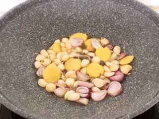 6、家常烧草鱼,加入姜片，炒出香味